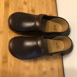Dansko clogs size 40 dark brown
